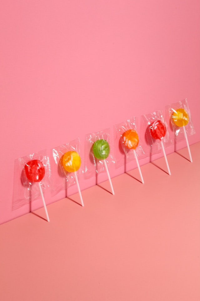 caramel apple lollipops